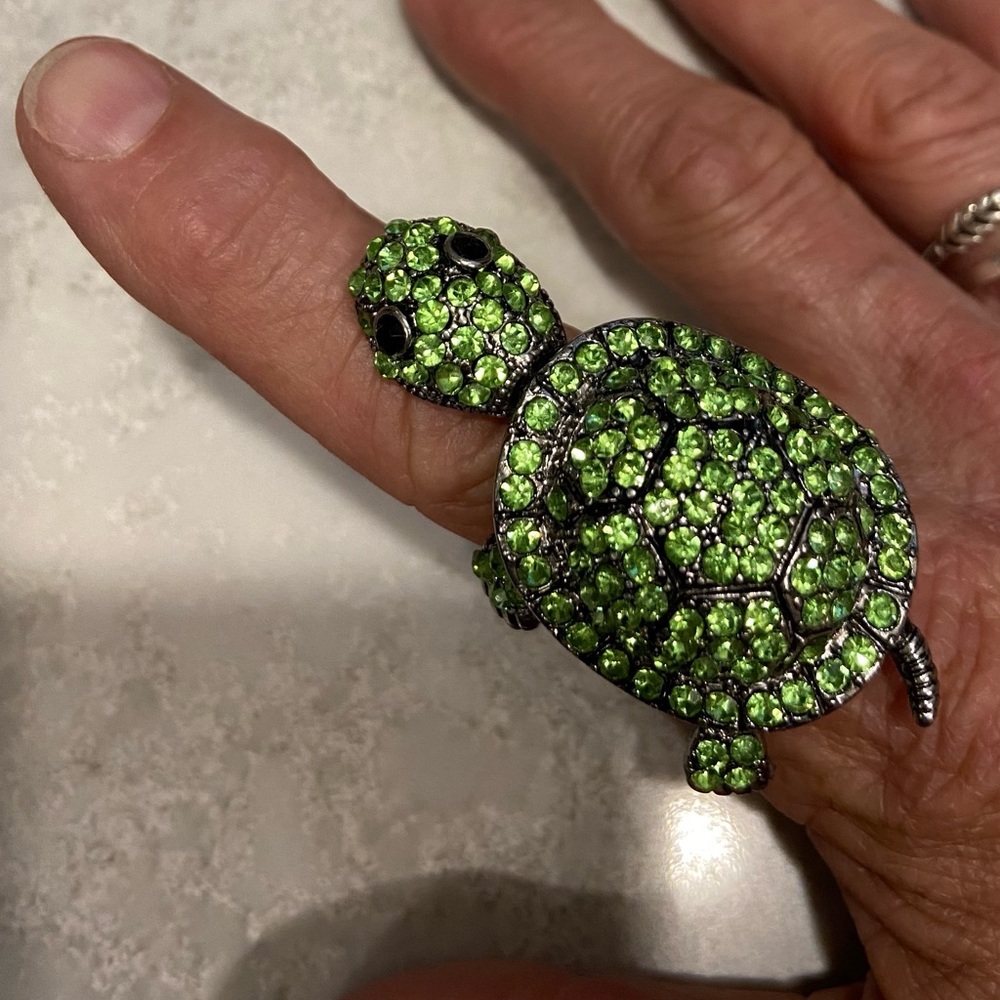 Green turtle rhinestone ring with elastic band. So comfy to wear. Sparkle & fun!